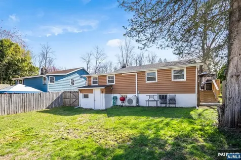 10 Lake Trail Wayne NJ 07470