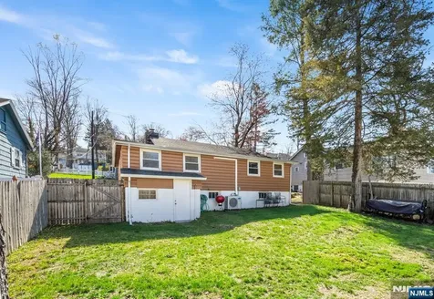 10 Lake Trail Wayne NJ 07470