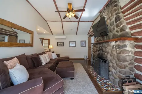 10 Lake Trail Wayne NJ 07470