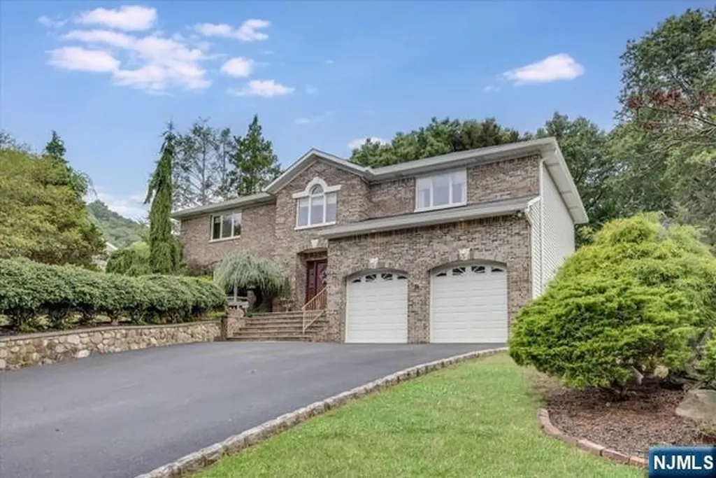64 Roosevelt Avenue North Haledon NJ 07508