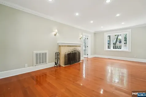 217 Grayson Place Teaneck NJ 07666