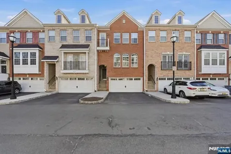 41 Creekside Court Secaucus NJ 07094