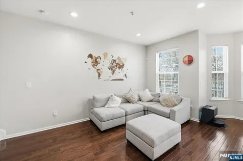 41 Creekside Court Secaucus NJ 07094