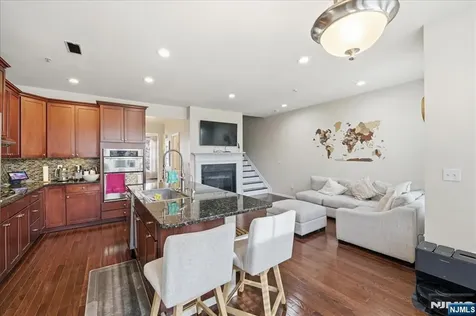 41 Creekside Court Secaucus NJ 07094