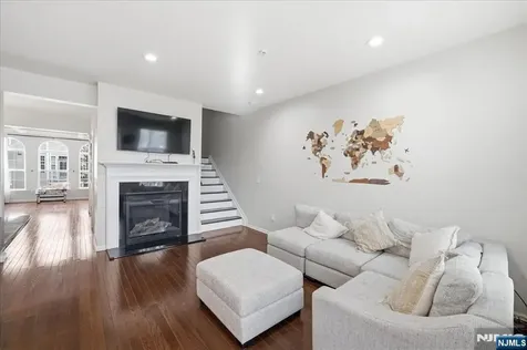 41 Creekside Court Secaucus NJ 07094