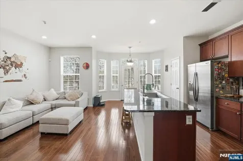 41 Creekside Court Secaucus NJ 07094