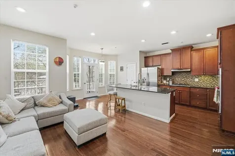 41 Creekside Court Secaucus NJ 07094