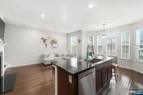 41 Creekside Court Secaucus NJ 07094