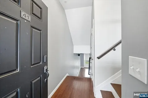 41 Creekside Court Secaucus NJ 07094