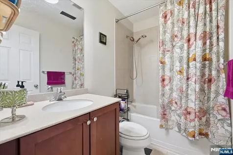 41 Creekside Court Secaucus NJ 07094