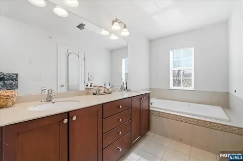 41 Creekside Court Secaucus NJ 07094