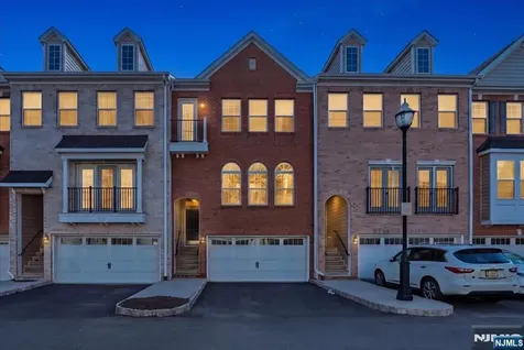 41 Creekside Court Secaucus NJ 07094