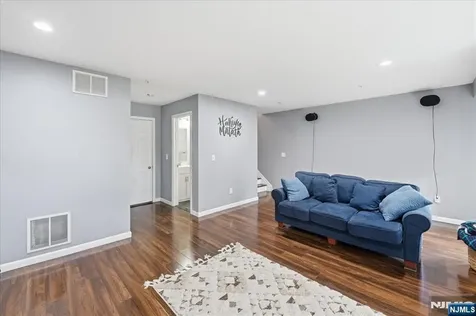 41 Creekside Court Secaucus NJ 07094