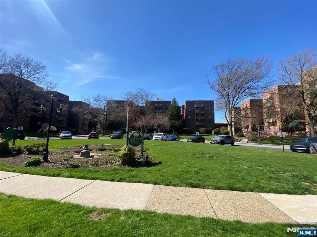 2329 Hudson Fort Lee NJ 07024
