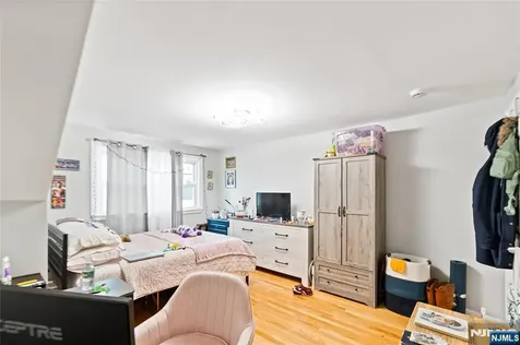 154 Orchard Street Elmwood Park NJ 07407