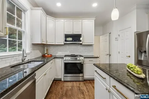 2 Winding Ridge Oakland NJ 07436