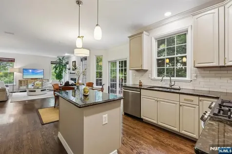 2 Winding Ridge Oakland NJ 07436