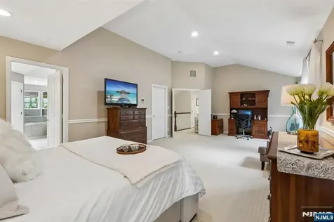 2 Winding Ridge Oakland NJ 07436