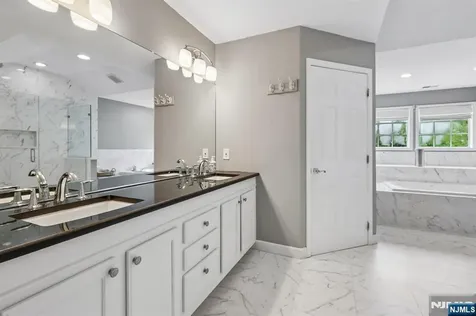 2 Winding Ridge Oakland NJ 07436