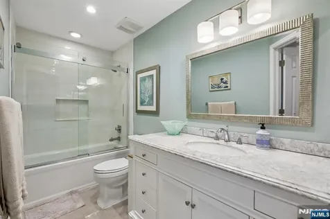 2 Winding Ridge Oakland NJ 07436