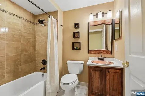 2 Winding Ridge Oakland NJ 07436