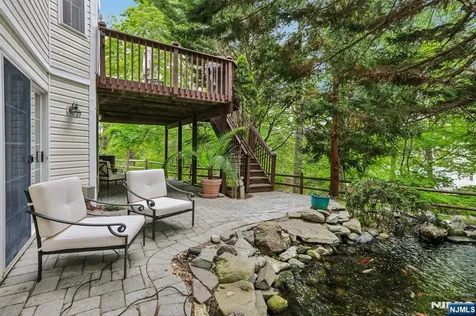 2 Winding Ridge Oakland NJ 07436
