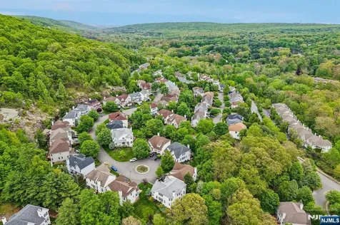 2 Winding Ridge Oakland NJ 07436