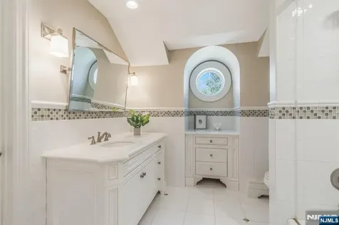 390 Lavelle Court Wyckoff NJ 07481