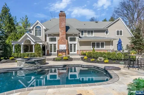 390 Lavelle Court Wyckoff NJ 07481