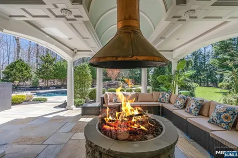390 Lavelle Court Wyckoff NJ 07481