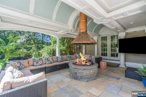 390 Lavelle Court Wyckoff NJ 07481