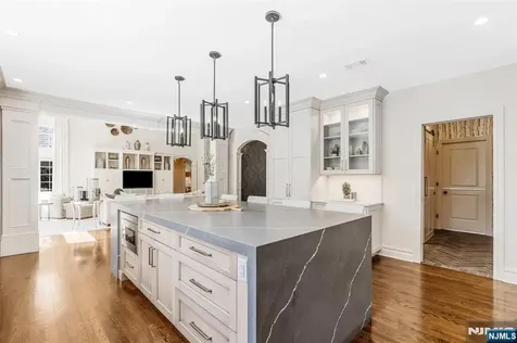 390 Lavelle Court Wyckoff NJ 07481