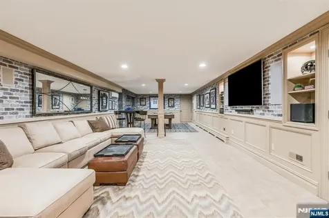 390 Lavelle Court Wyckoff NJ 07481