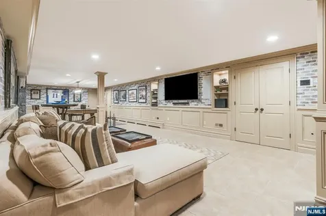 390 Lavelle Court Wyckoff NJ 07481