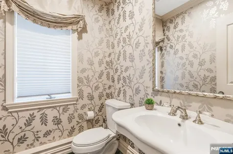 390 Lavelle Court Wyckoff NJ 07481