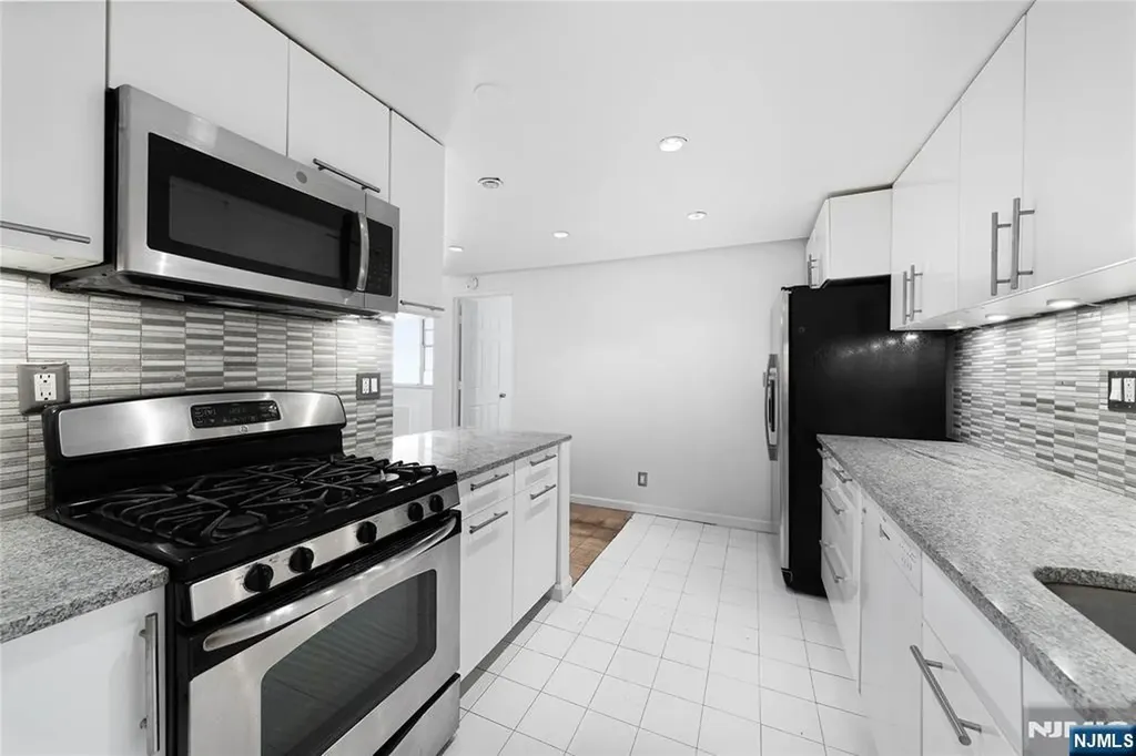 6040 Boulevard East West New York NJ 07093