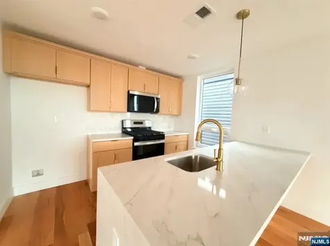 39 7th Street Newark NJ 07107