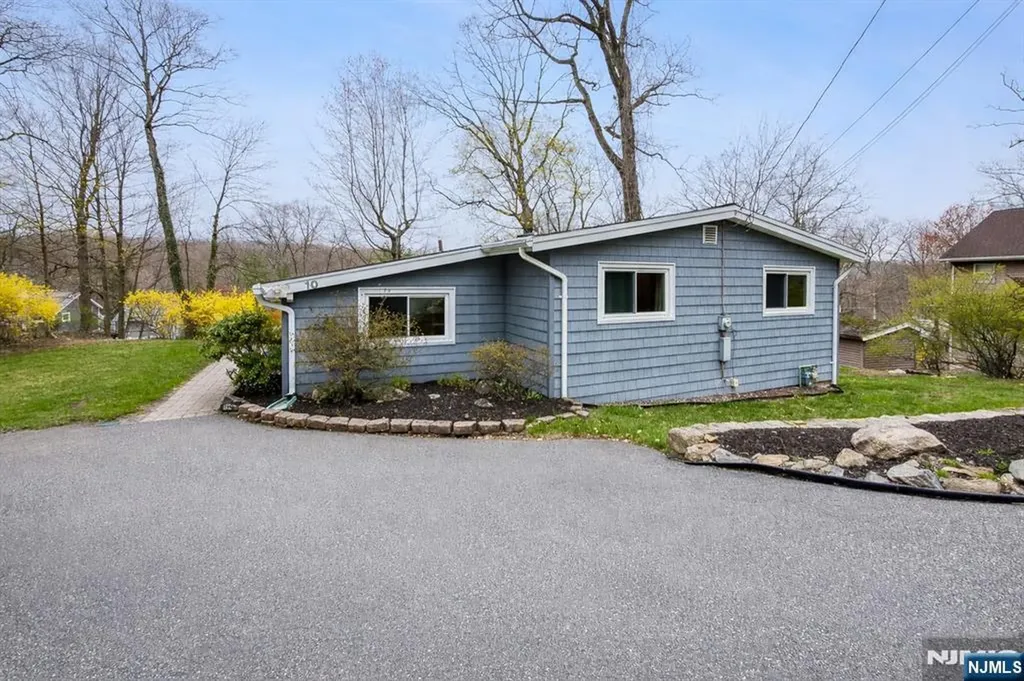 10 Laurel Trail Kinnelon Borough NJ 07405