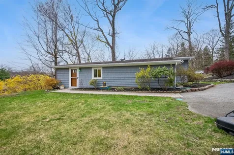 10 Laurel Trail Kinnelon Borough NJ 07405