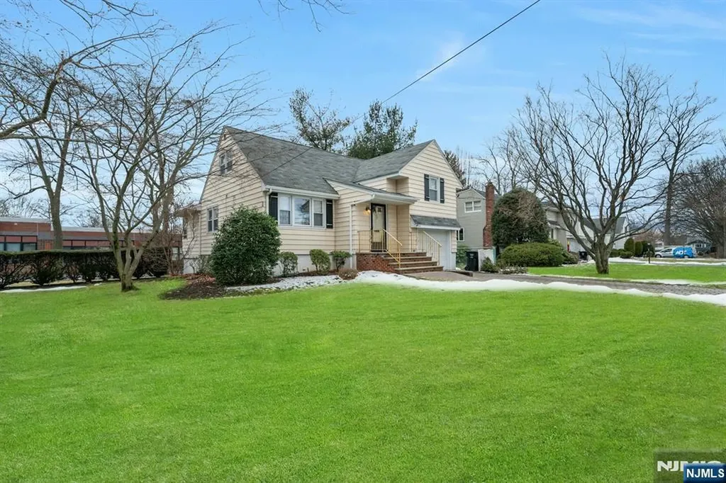90 Arnot Place Paramus NJ 07652