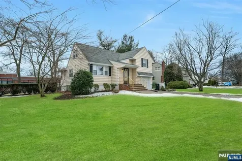 90 Arnot Place Paramus NJ 07652