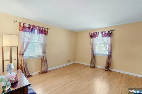 90 Arnot Place Paramus NJ 07652