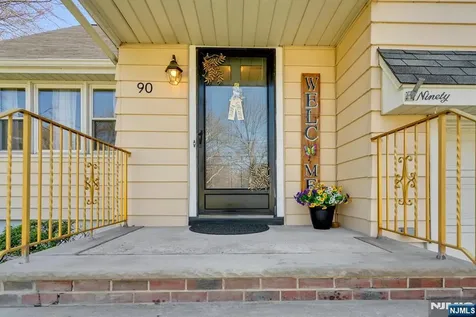 90 Arnot Place Paramus NJ 07652
