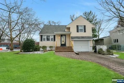 90 Arnot Place Paramus NJ 07652