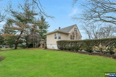 90 Arnot Place Paramus NJ 07652