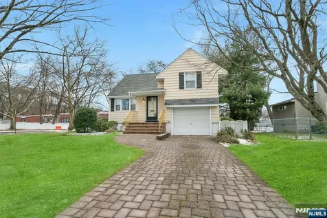90 Arnot Place Paramus NJ 07652