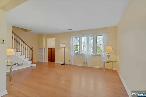 90 Arnot Place Paramus NJ 07652