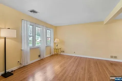 90 Arnot Place Paramus NJ 07652