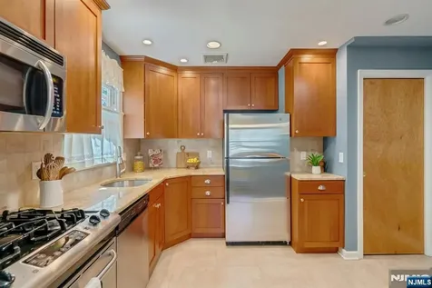 90 Arnot Place Paramus NJ 07652
