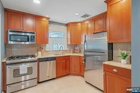 90 Arnot Place Paramus NJ 07652
